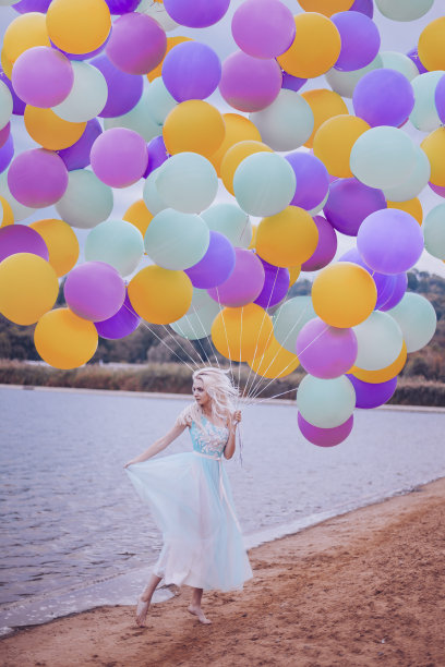 美丽的女人和许多气球图片下载