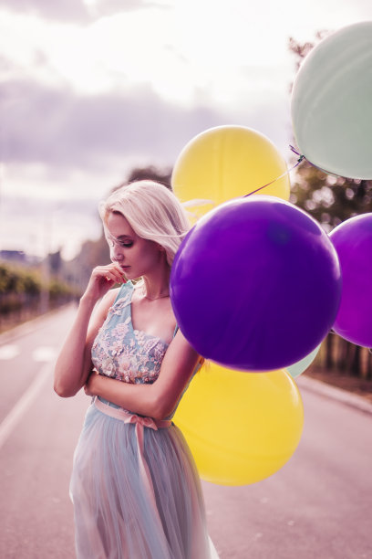 美丽的女人和许多气球图片下载