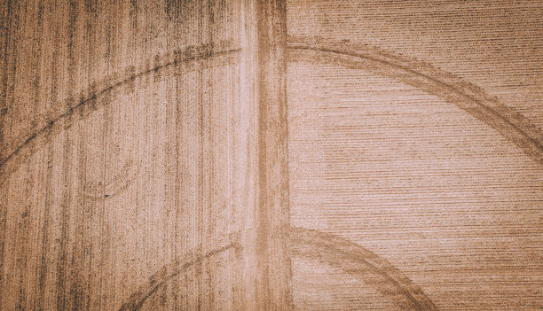 农用拖拉机鸟瞰图图片下载