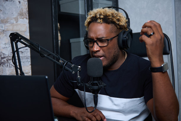 主持人为听众讲述生活中的真实故事图片下载