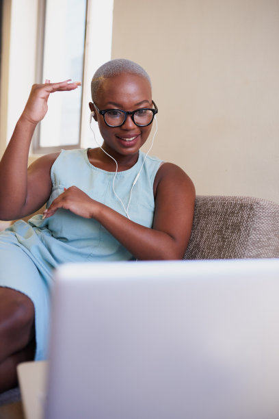 一名年轻的黑人女性在电话会议上用手画画图片下载