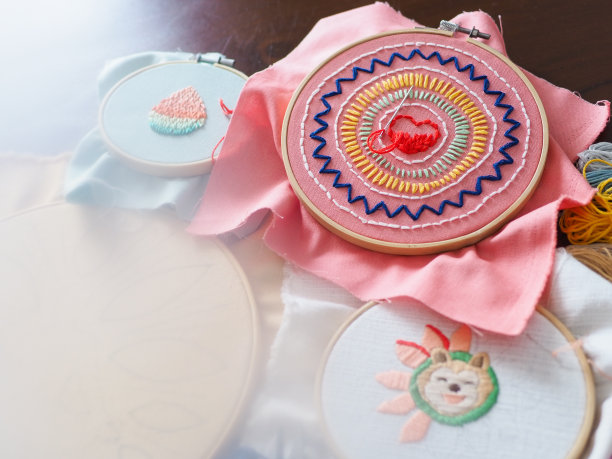 艺术家家居生活空间女性休闲爱好手工刺绣曼荼罗精神精神健康治愈心灵模式手工设计插画艺术工作坊选择重点图片下载