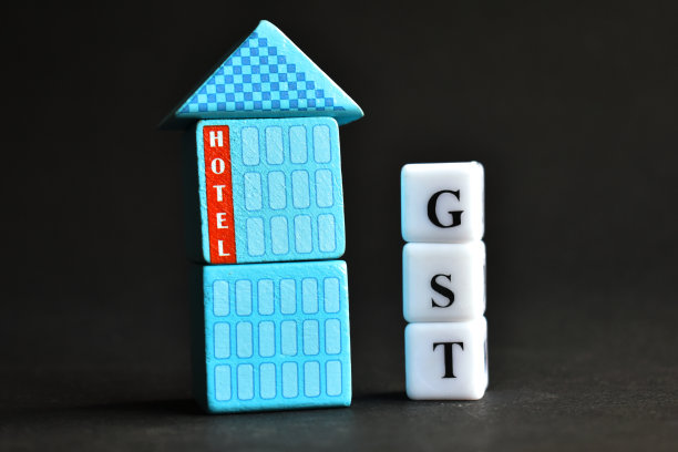 酒店行业税收的概念模型和销售税写在街区。图片下载