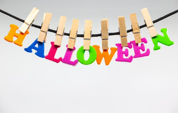 万圣节。用木衣夹夹上的彩色字母。万圣节的词图片下载
