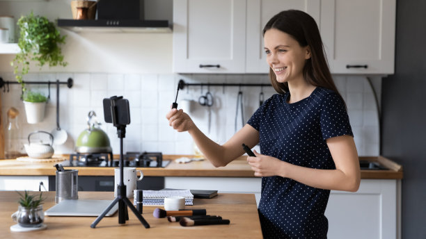 快乐的年轻美妆博主女孩评论化妆品的化妆图片下载