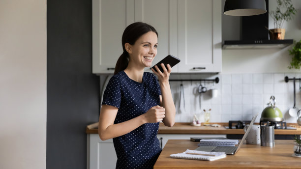 快乐学生女生使用虚拟语音助手进行网络搜索图片下载