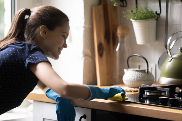 快乐的房客女孩使用蓝色橡胶防护手套图片下载