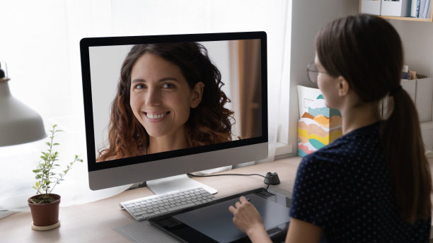 年轻自由职业女性图形修饰专业编辑形象图片下载