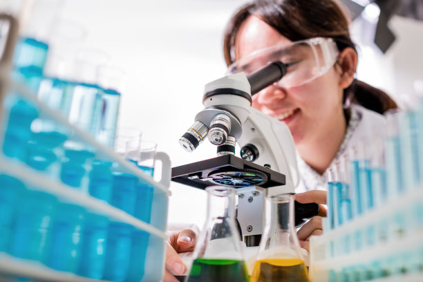 青少年科学家在医学科学实验室，科学与教育。图片下载