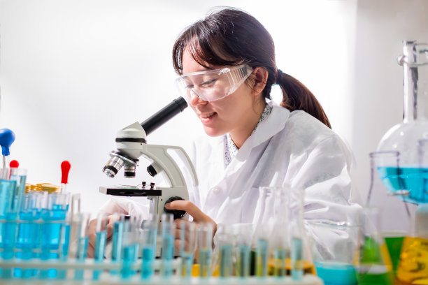 青少年科学家在医学科学实验室，科学与教育。图片下载