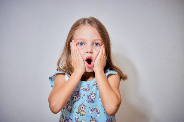 一个惊恐的小女孩，一张惊讶的孩子的照片，孩子的情绪图片下载