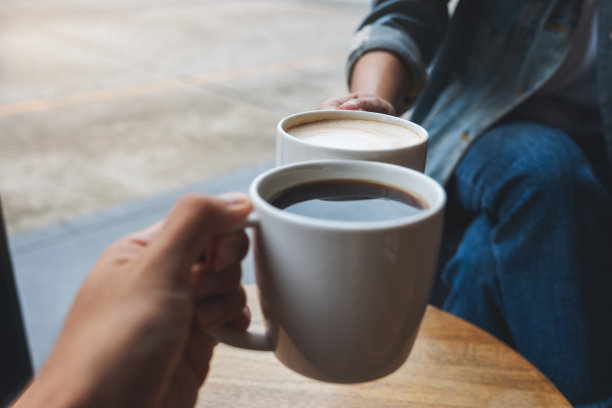 特写图像一对夫妇碰杯咖啡一起在咖啡馆图片下载
