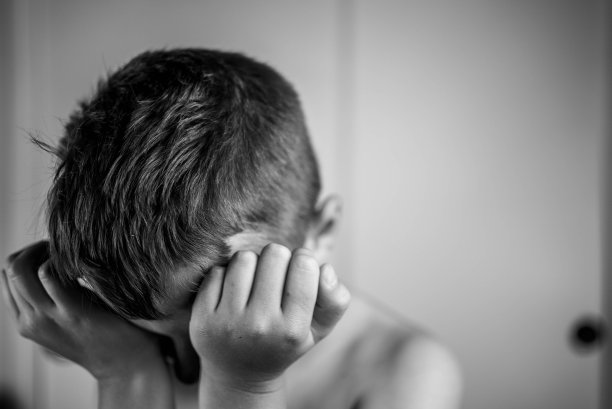 睡觉的男孩图片下载