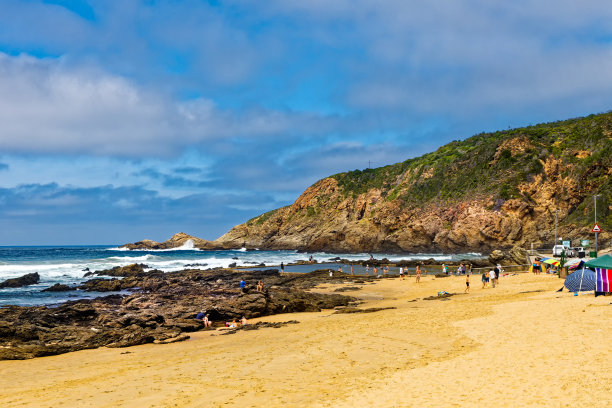 哈罗德湾的岩石泳池和游泳爱好者图片下载