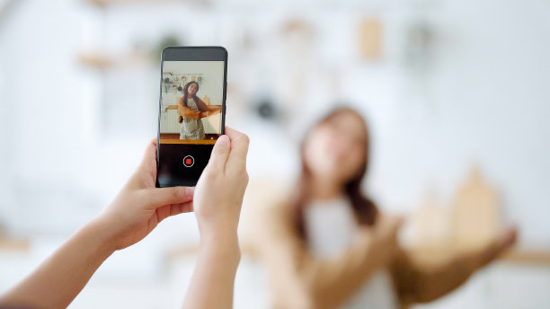 年轻的亚洲女性在拍摄社交媒体视频时一起在家里的厨房跳舞，在家里的故事时髦的舞蹈制作在线内容图片下载