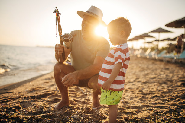 钓鱼，爷爷教孙子钓鱼图片下载