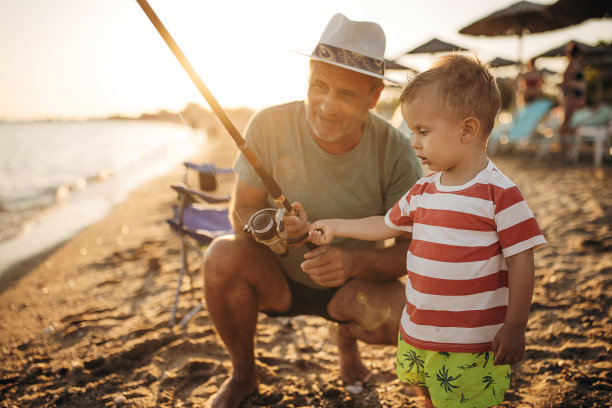 钓鱼卷轴，爷爷教孙子钓鱼图片下载