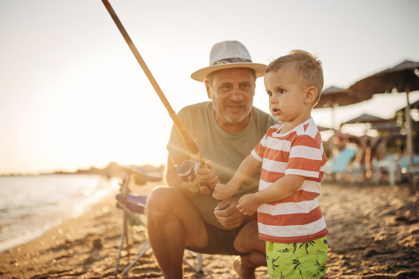钓鱼，爷爷教孙子钓鱼图片下载