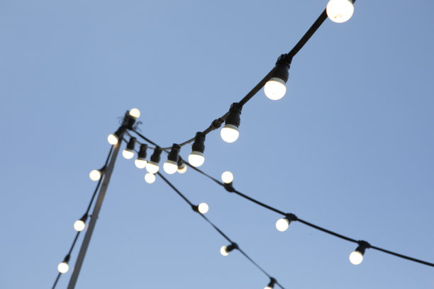 弦灯映衬着清澈的蓝天图片下载