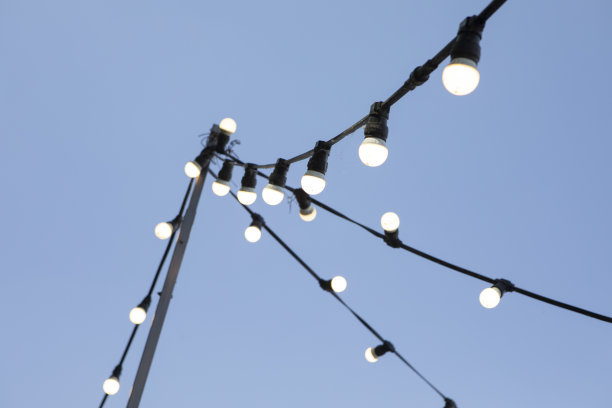 弦灯映衬着清澈的蓝天图片下载