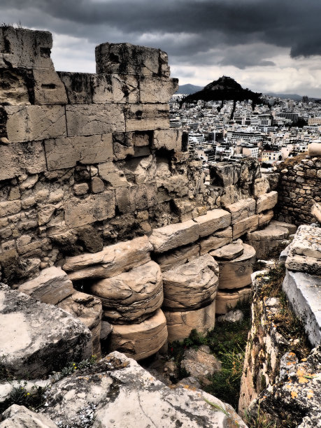 老与欣赏山毁了雅典卫城的墙壁图片下载