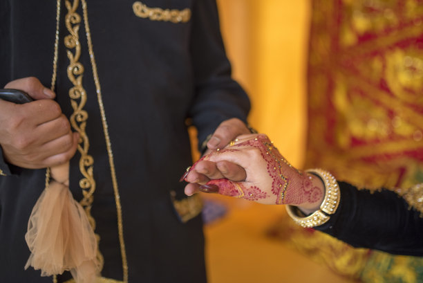 指甲花珠宝和新娘握把，婚礼图片下载