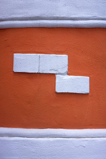 混凝土墙上的多色油漆。图片下载