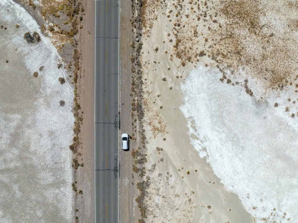 开车穿过沙漠图片下载