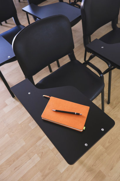 笔记本和铅笔在桌子上图片下载