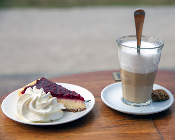 芝士蛋糕配蔓越莓和拿铁玛奇朵作为甜点图片下载