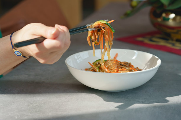 炒菜是一种传统的韩国食物，它是由炒菜混合而成的图片下载