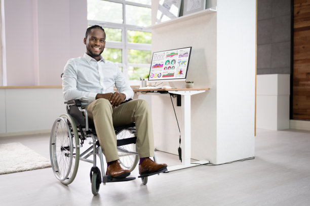 非洲裔美国分析师使用金融业务数据图片下载