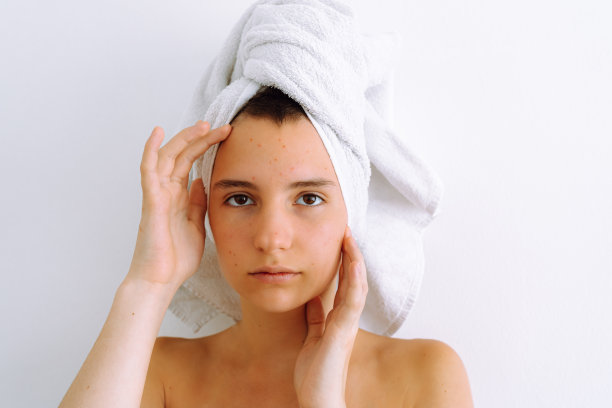 青少年皮肤问题，面部皮肤清洁的美容程序，去除黑斑和痘痘图片下载