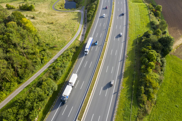 俯瞰乡村公路图片下载