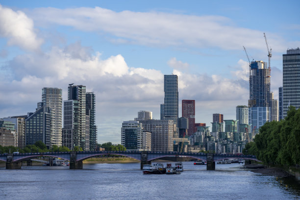 从英国伦敦威斯敏斯特的议会大厦向西到兰伯斯桥的景色。图片下载