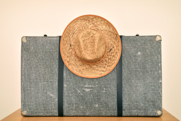 棕色木桌上的复古行李箱，草帽图片下载