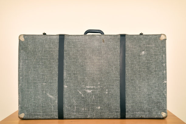 棕色木桌上的古董行李箱图片下载