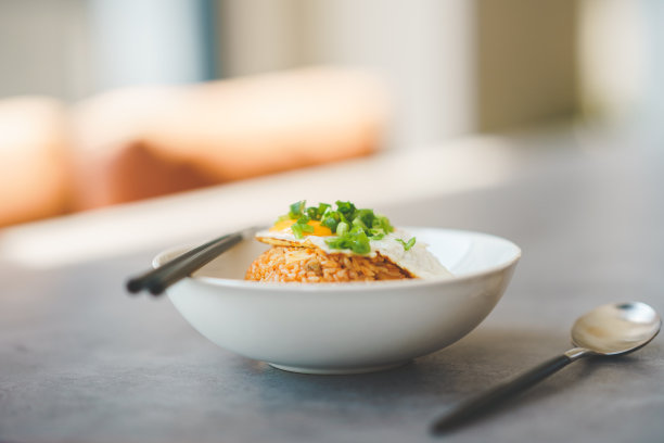 韩国菜——炒饭，上面放着煎蛋图片下载