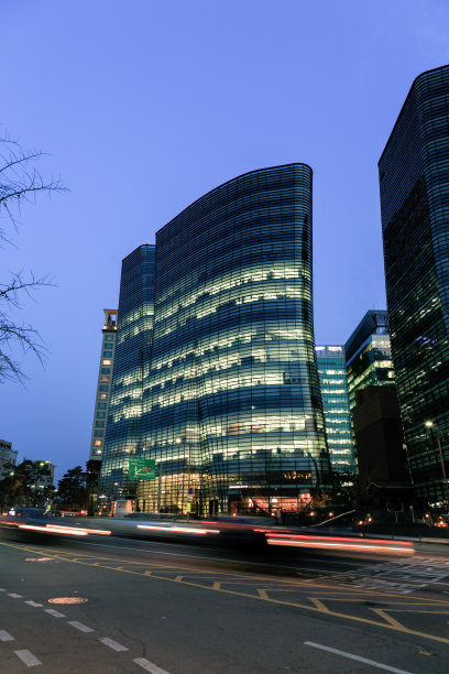 黄昏时分的韩国首尔街头生活图片下载