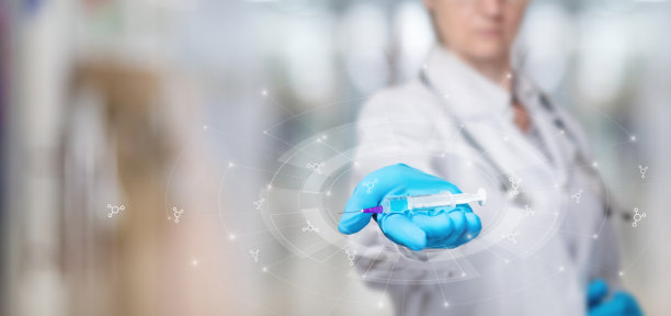 女医生展示注射疫苗的注射器。图片下载