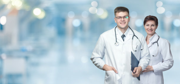 女医生和男医生站在一起。图片下载