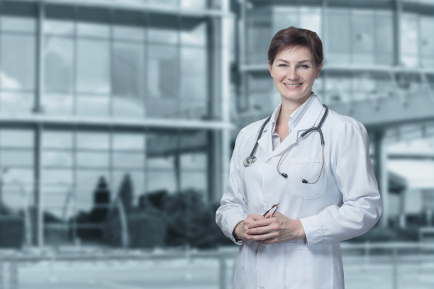 女医生站着。图片下载