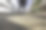 男人的脚踩在木质走道上图片下载
