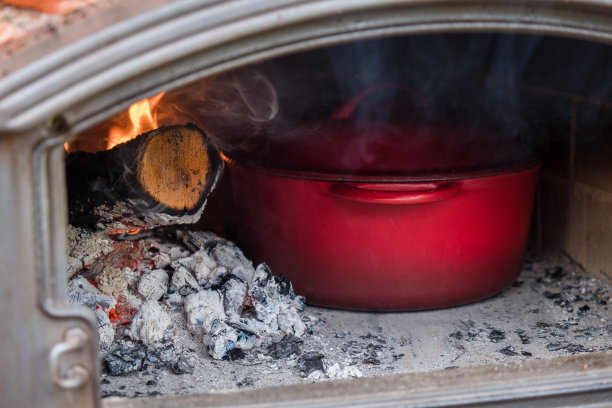 用石制烤箱烹饪。图片下载