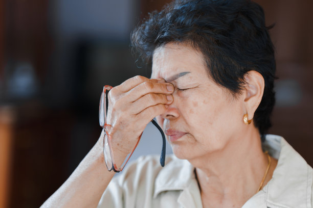 头痛和眼痛对老年人健康的负面影响。老年人健康问题的概念。图片下载