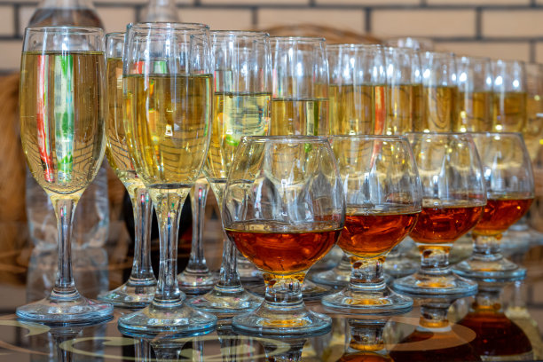 许多不同的酒杯与白葡萄酒和红葡萄酒拍摄近距离图片下载