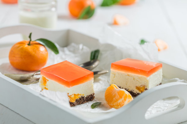 由泡沫果冻和水果制成的奶油甜芝士蛋糕图片下载