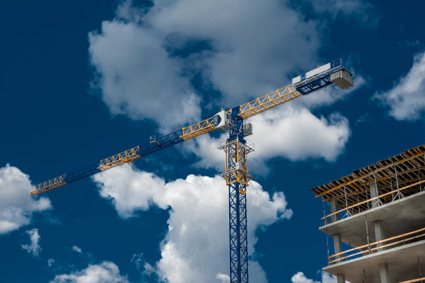 在房屋施工中吊装塔吊图片下载