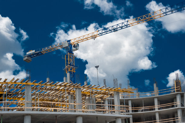 在房屋施工中吊装塔吊图片下载