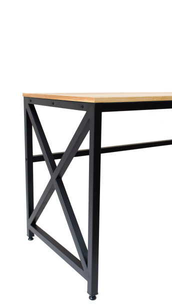 阁楼风格的桌子由黑色金属管和木制的顶部。办公家具。金属框架和木制桌面的桌子。阁楼风格的现代家具。家具孤立在白色背景。办公室的桌子图片下载